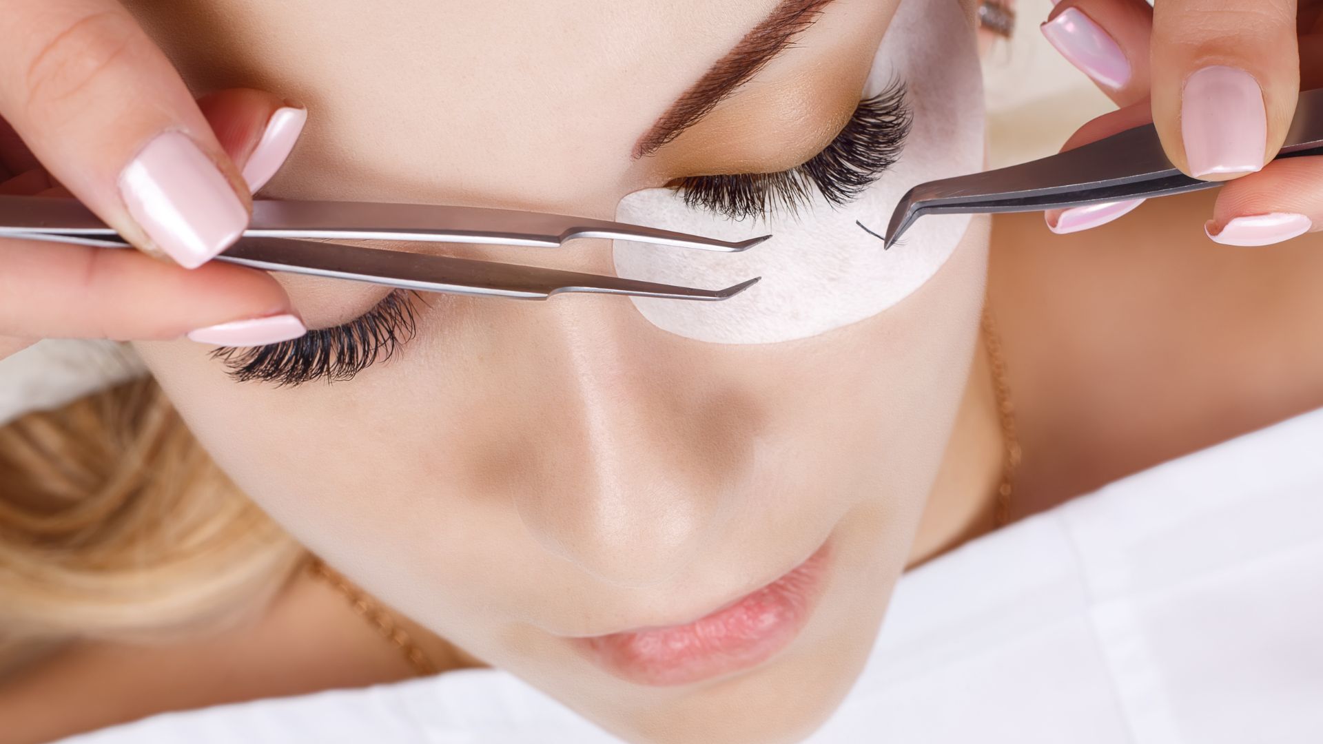 Al Amira Beauty - Beauty Studio - Nageldesign - Wimpernverlängerung - Permanent Make-up - Augenbrauenstyling - Henna Brows - Make-up - Piercing - Tattoo - Aachen