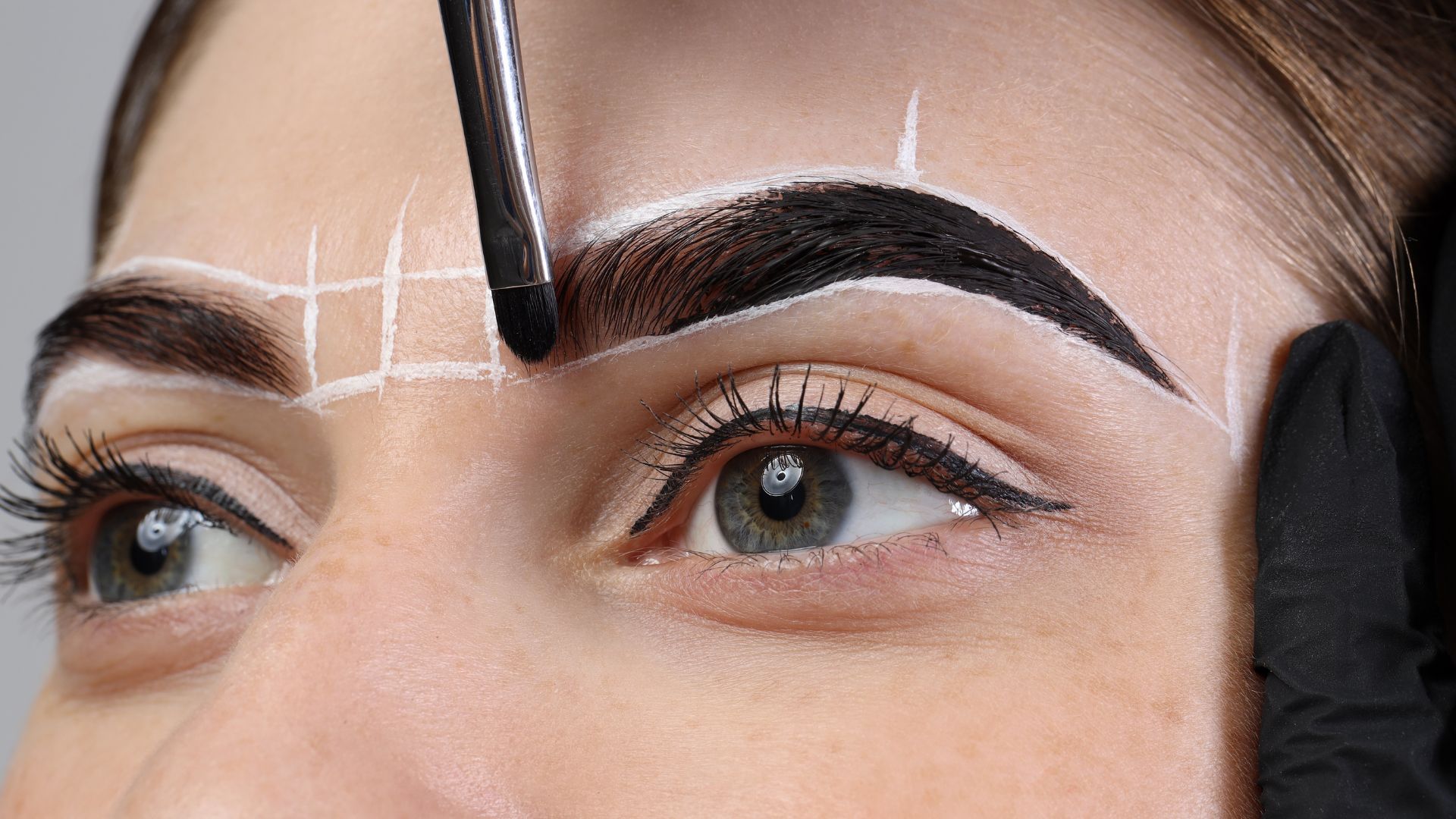 Al Amira Beauty - Beauty Studio - Nageldesign - Wimpernverlängerung - Permanent Make-up - Augenbrauenstyling - Henna Brows - Make-up - Piercing - Tattoo - Aachen